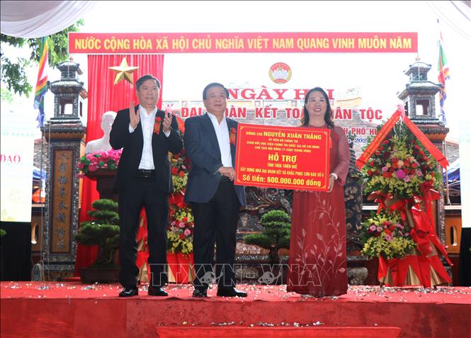 Đồng chí Nguyễn Xuân Thắng trao hỗ trợ xây dựng Nhà Đại đoàn kết và khắc phục cơn bão số 6 cho tỉnh Thừa Thiên - Huế. Ảnh: Mai Trang - TTXVN