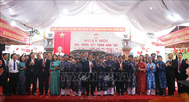 Đồng chí Nguyễn Xuân Thắng chụp ảnh lưu niệm cùng lãnh đạo tỉnh Thừa Thiên - Huế và người dân Tổ dân phố 11, phường Kim Long, thành phố Huế. Ảnh: Mai Trang - TTXVN