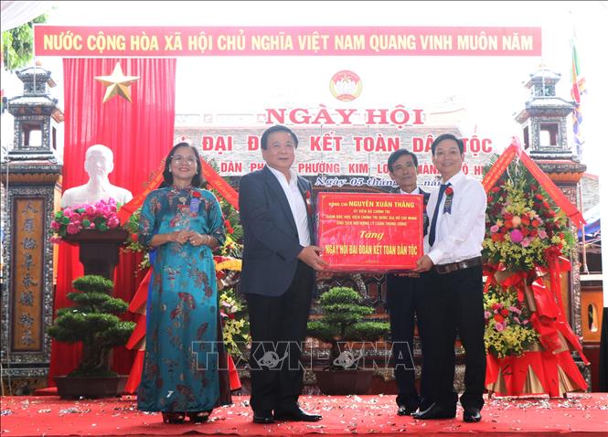 Đồng chí Nguyễn Xuân Thắng trao tặng quà cho phường Kim Long, thành phố Huế. Ảnh: Mai Trang - TTXVN