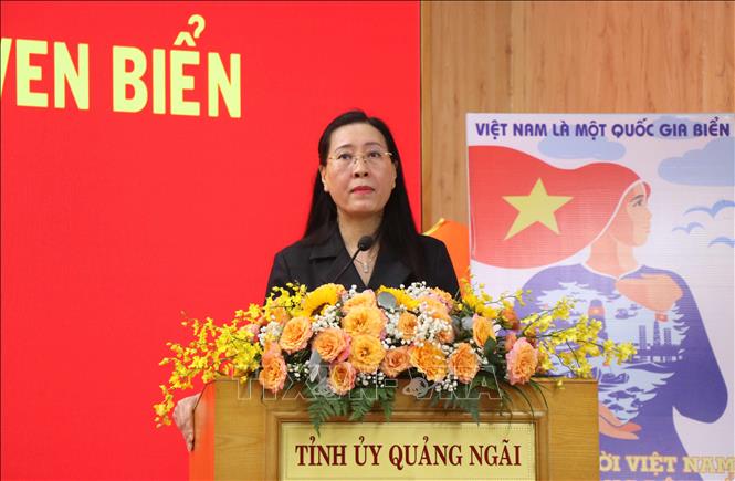 Ủy viên Trung ương Đảng, Bí thư Tỉnh ủy Quảng Ngãi Bùi Thị Quỳnh Vân phát biểu tại buổi đối thoại. Ảnh: Phạm Cường-TTXVN