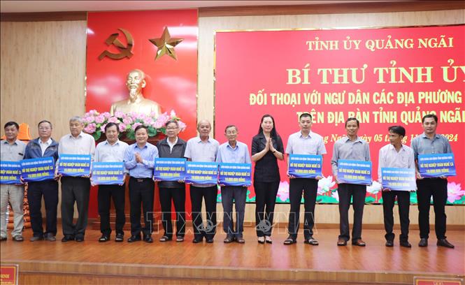 Bí thư Tỉnh ủy Quảng Ngãi Bùi Thị Quỳnh Vân trao dụng cụ hỗ trợ cho nghiệp đoàn nghề cá tỉnh Quảng Ngãi. Ảnh: Phạm Cường-TTXVN