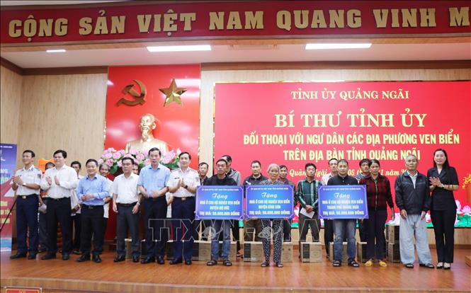 Ban tổ chức trao nhà đại đoàn kết cho hộ nghèo ven biển. Ảnh: Phạm Cường-TTXVN