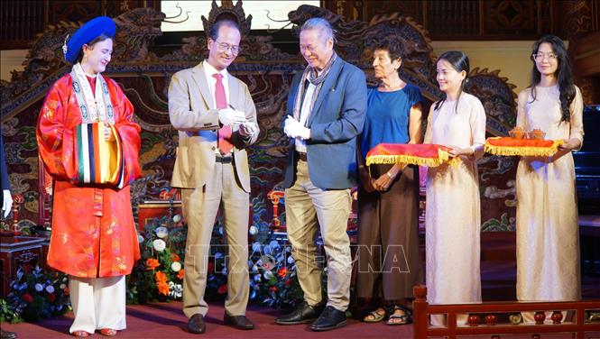 Lãnh đạo Trung tâm Bảo tồn Di tích Cố đô Huế tiếp nhận các cổ vật của vua Hàm Nghi. Ảnh: Tường Vi - TTXVN                     