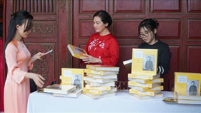 Cuốn sách “Hàm Nghi - Hoàng đế lưu vong, nghệ sĩ ở Alger” là một công trình nghiên cứu tâm huyết của TS.Amandine Dabat về cuộc đời và sự nghiệp của vua Hàm Nghi. Ảnh: Tường Vi - TTXVN                     