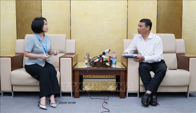 Phó Chủ tịch Thường trực UBND thành phố Đà Nẵng Hồ Kỳ Minh (bên phải) trao đổi với phóng viên TTXVN về triển khai Nghị quyết 136. Ảnh: Quốc Dũng - TTXVN