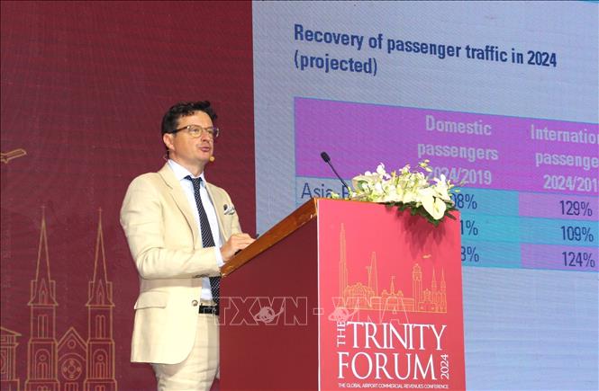 An expert shares his insights at the forum. VNA Photo: Mỹ Phương