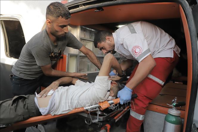 Chuyển người bị thương tới bệnh viện ở thành phố Gaza sau vụ không kích của Israel, ngày 15/10/2024. Ảnh: THX/TTXVN