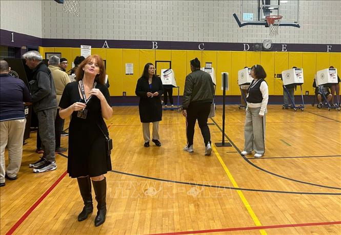 Cử tri Mỹ đi bầu cử Tổng thống ở điểm bỏ phiếu tại khu vực Elmhurst, Quận Queens, thành phố New York. Ảnh: Thanh Tuấn - Phóng viên TTXVN tại Mỹ