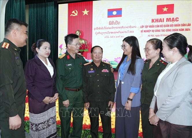 Officials from the trade union affairs division at the General Department of Politics of the Vietnam People’s Army talk to Lao delegates at the training course. VNA Photo: Hiền Hạnh