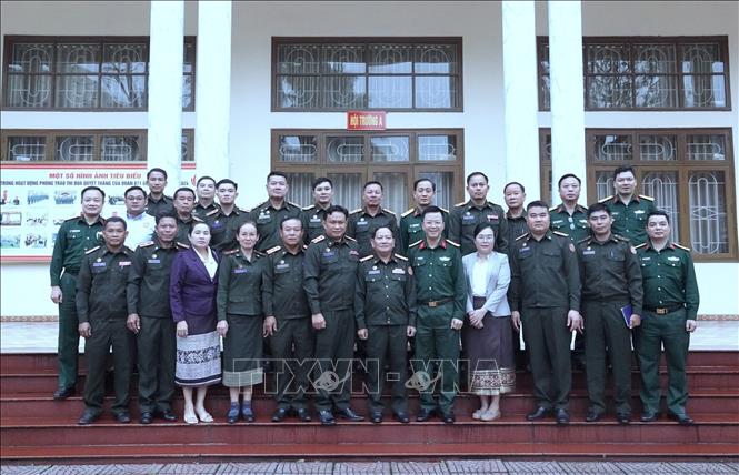 Delegates attending the training course pose for a group photo. VNA Photo: Hiền Hạnh