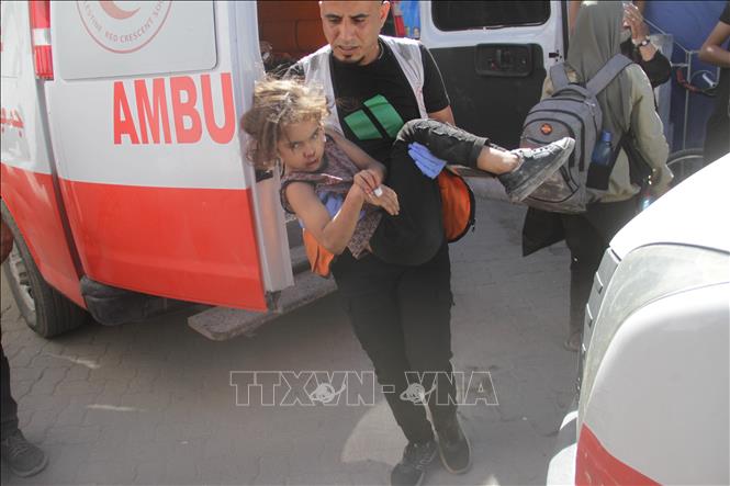 Chuyển người bị thương trong vụ không kích của Israel tới bệnh viện ở Sheikh Radwan, phía Bắc Gaza, ngày 21/10/2024. Ảnh: THX/TTXVN