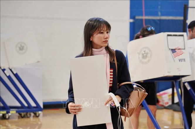 Một cử tri trẻ tham gia bầu cử ở quận Bronx, thành phố New York. Ảnh: Thanh Tuấn - Phóng viên TTXVN tại Mỹ