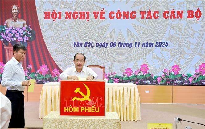 Các đại biểu bỏ phiếu bầu Bí thư Tỉnh ủy Yên Bái nhiệm kỳ 2020 - 2025. Ảnh: TTXVN phát