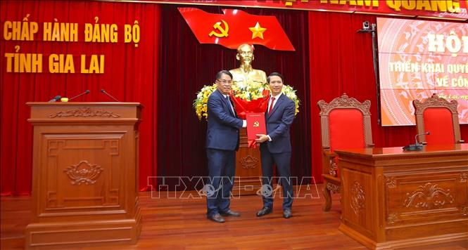 Đồng chí Phan Thăng An, Phó Trưởng Ban Tổ chức Trung ương trao quyết định điều động, chỉ định cho đồng chí Nguyễn Ngọc Lương giữ chức Phó Bí thư Tỉnh uỷ Gia Lai. Ảnh: Quang Thái- TTXVN