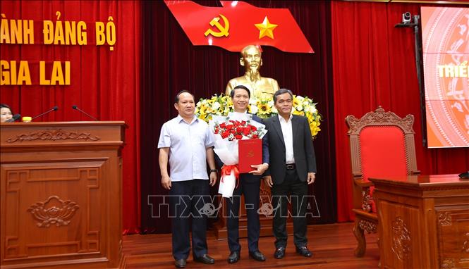 Phó Bí thư Tỉnh uỷ Gia Lai Nguyễn Ngọc Lương (giữa) nhận hoa chúc mừng. Ảnh: Quang Thái- TTXVN
