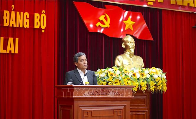 Đồng chí Hồ Văn Niên- Uỷ viên Ban Chấp hành Trung ương Đảng, Bí thư Tỉnh uỷ Gia Lai phát biểu chào mừng Tân Phó Bí thư Tỉnh uỷ Nguyễn Ngọc Lương. Ảnh: Quang Thái- TTXVN