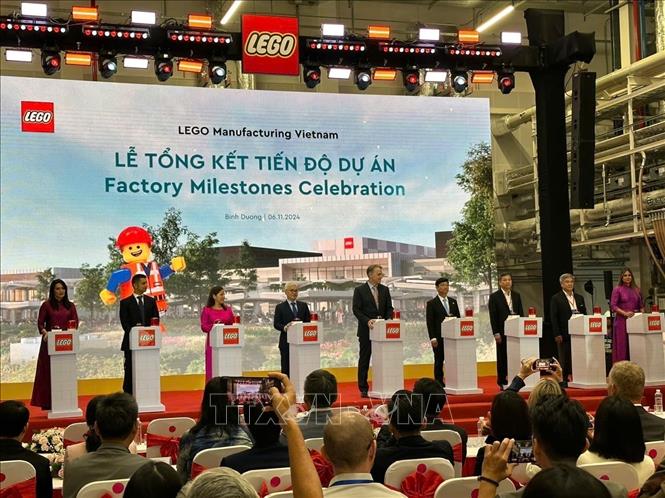 Các đại biểu thực hiện nghi thức nhấn nút vận hành thử nghiệm nhà máy. Ảnh: Huyền Trang - TTXVN 