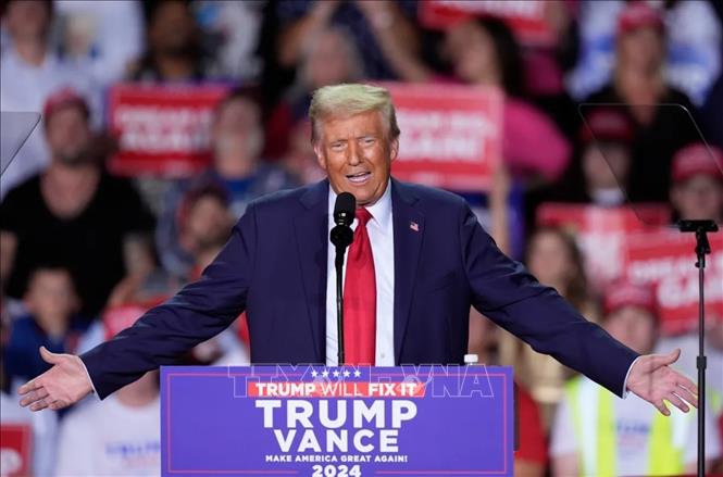 Ứng cử viên Donald Trump của đảng Cộng hòa (Mỹ) trong cuộc vận động tranh cử ở Van Andel Arena. Ảnh: AP/TTXVN