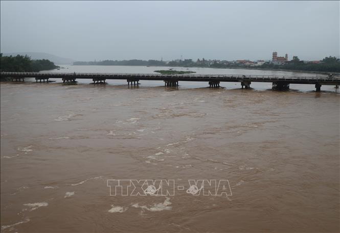 Lũ trên sông Vệ đoạn qua huyện Tư Nghĩa lên nhanh. Ảnh: Phạm Cường-TTXVN