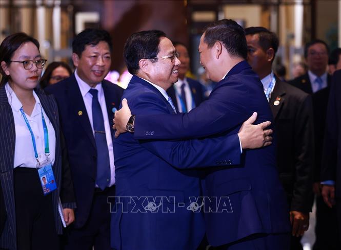 Prime Minister Pham Minh Chinh meets with his Cambodian counterpart Hun Manet. VNA Photo: Dương Giang