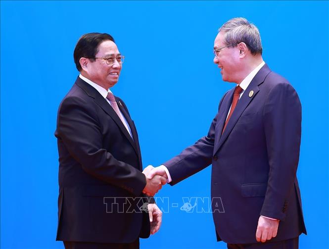 Chinese Premier Li Qiang welcomes Prime Minister Pham Minh Chinh to the 8th Greater Mekong Subregion Summit in Kunming city, China, on November 7. VNA Photo: Dương Giang