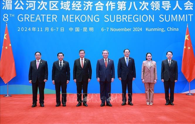 Chinese Premier Li Qiang welcomes head delegates to the 8th Greater Mekong Subregion Summit in Kunming city, China, on November 7. VNA Photo: Dương Giang