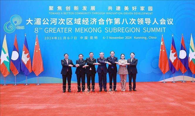 Chinese Premier Li Qiang welcomes head delegates to the 8th Greater Mekong Subregion Summit in Kunming city, China, on November 7. VNA Photo: Dương Giang