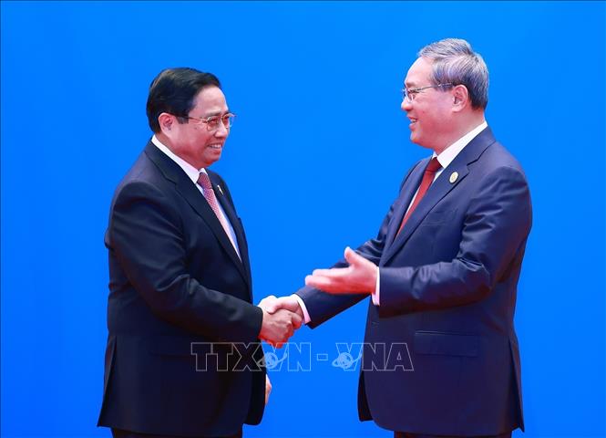 Chinese Premier Li Qiang welcomes Prime Minister Pham Minh Chinh to the 8th Greater Mekong Subregion Summit in Kunming city, China, on November 7. VNA Photo: Dương Giang