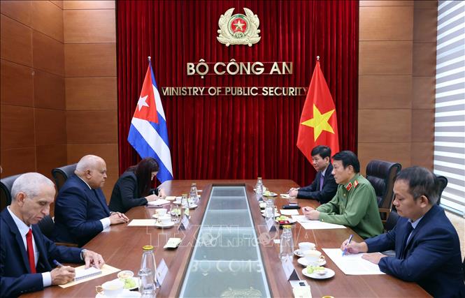 Đại tướng Lương Tam Quang, Bộ trưởng Công an tiếp Đại sứ Đặc mệnh toàn quyền nước Cộng hoà Cuba Orlando Nicolás Hernández Guillén. Ảnh: Phạm Kiên - TTXVN