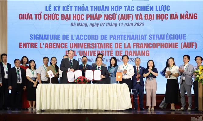 Tổ chức Đại học Pháp ngữ (AUF) và Đại học Đà Nẵng ký thỏa thuận hợp tác. Ảnh: Văn Dũng - TTXVN