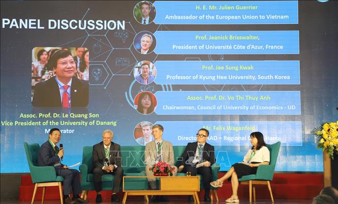 Tọa đàm bàn tròn với chủ đề “Toàn cầu hóa - xu hướng giáo dục bền vững trong đào tạo, nghiên cứu sáng tạo, vận hành, quản trị và kết nối cộng đồng phục vụ định hướng phát triển Đại học bền vững”. Ảnh: Văn Dũng - TTXVN
