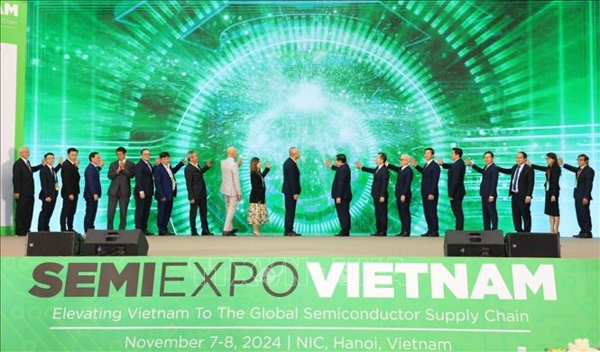 At the event, the National Innovation Centre and the Semiconductor Industry Association exchange a cooperation agreement aimed at promoting the development of Vietnam's semiconductor industry. VNA Photo: Tuấn Anh