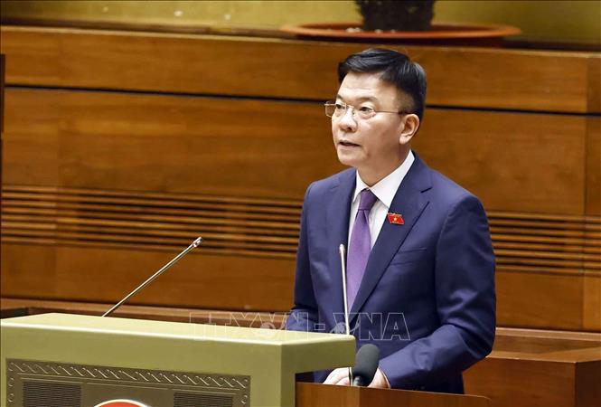 Phó Thủ tướng Lê Thành Long trình bày Tờ trình về chủ trương đầu tư Chương trình mục tiêu quốc gia phòng, chống ma túy đến năm 2030. Ảnh: Doãn Tấn - TTXVN