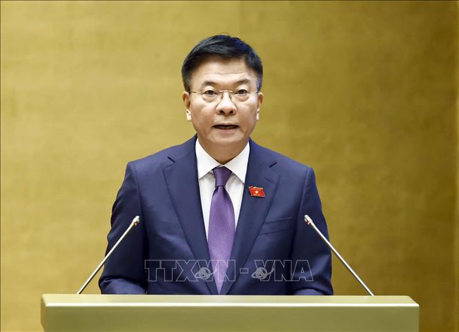 Phó Thủ tướng Lê Thành Long trình bày Tờ trình về chủ trương đầu tư Chương trình mục tiêu quốc gia phòng, chống ma túy đến năm 2030. Ảnh: Doãn Tấn - TTXVN