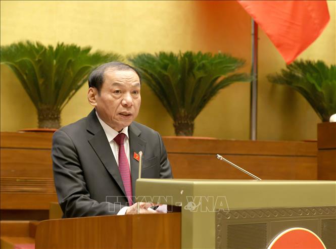 Bộ trưởng Bộ Văn hóa, Thể thao và Du lịch Nguyễn Văn Hùng trình bày Tờ trình về dự án Luật sửa đổi, bổ sung một số điều của Luật Quảng cáo. Ảnh: Phương Hoa - TTXVN