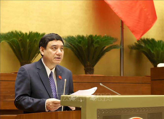 Chủ nhiệm Ủy ban Văn hóa, Giáo dục của Quốc hội Nguyễn Đắc Vinh trình bày Báo cáo thẩm tra dự án Luật sửa đổi, bổ sung một số điều của Luật Quảng cáo. Ảnh: Phương Hoa - TTXVN