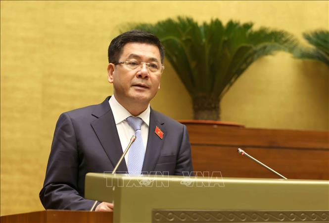 Bộ trưởng Bộ Công Thương Nguyễn Hồng Diên trình bày Tờ trình về dự án Luật Hóa chất (sửa đổi). Ảnh: Phương Hoa - TTXVN