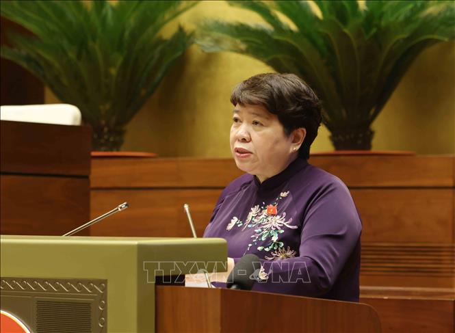 Chủ nhiệm Ủy ban Xã hội của Quốc hội Nguyễn Thuý Anh trình bày Báo cáo thẩm tra về chủ trương đầu tư Chương trình mục tiêu quốc gia phòng, chống ma túy đến năm 2030. Ảnh: Phương Hoa - TTXVN