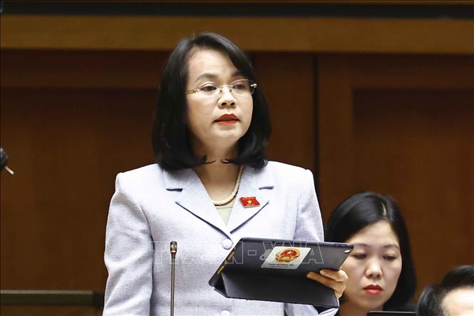 NA deputy Pham Thi Hong Yen from the central province of Binh Thuan speaks at the session. VNA Photo