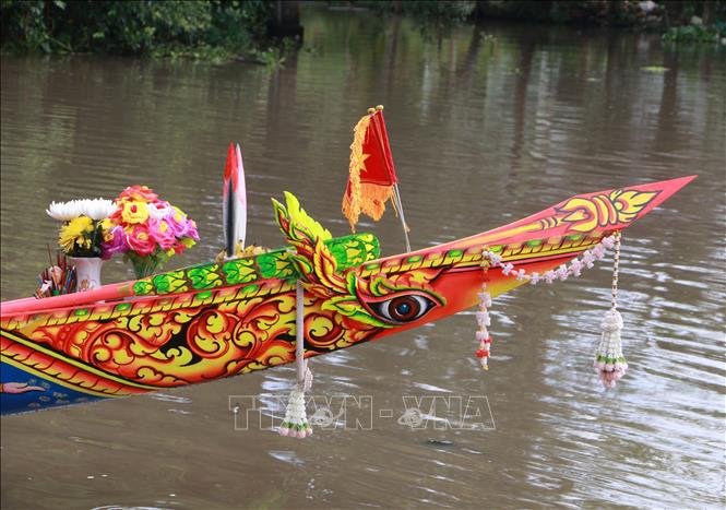 Chiếc ghe Ngo thường có hoa văn sặc sỡ mang đậm dấu ấn, biểu tượng đặc trưng riêng cho từng phum sóc. Ảnh: Tuấn Phi - TTXVN