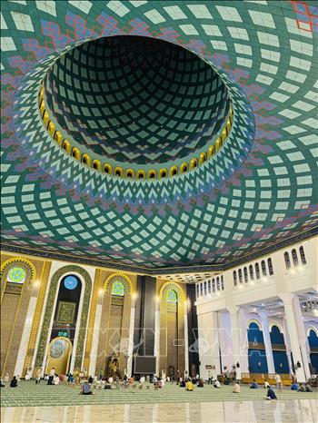 Mái vòm bên trong Thánh đường tạo ấn tượng uy nghi và trang nghiêm nhờ kiến trúc kết hợp truyền thống và hiện đại. Ảnh: Đỗ Quyên - PV TTXVN tại Indonesia