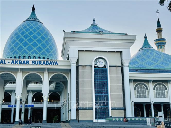 Mái vòm màu xanh của Thánh đường Al-Akbar thu hút tầm nhìn từ xa. Ảnh: Đỗ Quyên - PV TTXVN tại Indonesia