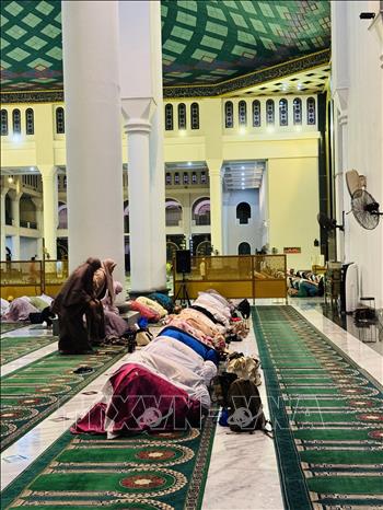 Khu vực cầu nguyện dành riêng cho các nữ tín đồ. Ảnh: Đỗ Quyên - PV TTXVN tại Indonesia