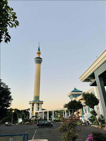 Tòa tháp bên trong khuôn viên rộng hơn 11ha của Thánh đường. Ảnh: Đỗ Quyên - PV TTXVN tại Indonesia