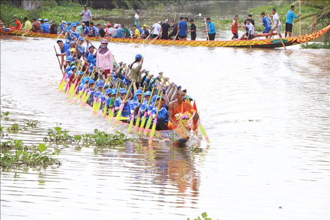 Các đội bơi ghe Ngo một vòng quanh phum sóc. Ảnh: Tuấn Phi - TTXVN