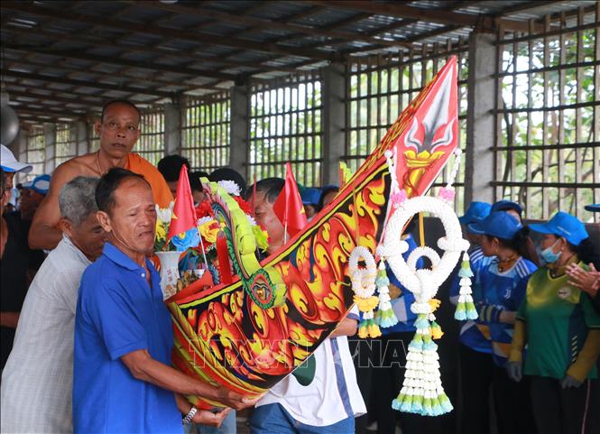 Đồng bào Khmer Sóc Trăng làm lễ hạ thủy ghe Ngo. Ảnh: Tuấn Phi - TTXVN