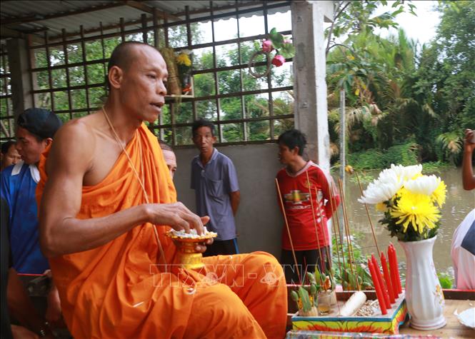 Nghi thức chúc phúc đội ghe Ngo tại lễ hạ thủy. Ảnh: Tuấn Phi - TTXVN