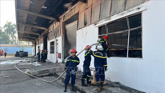 Lực lượng chức năng khẩn trương dập tắt đám cháy. Ảnh: TTXVN phát