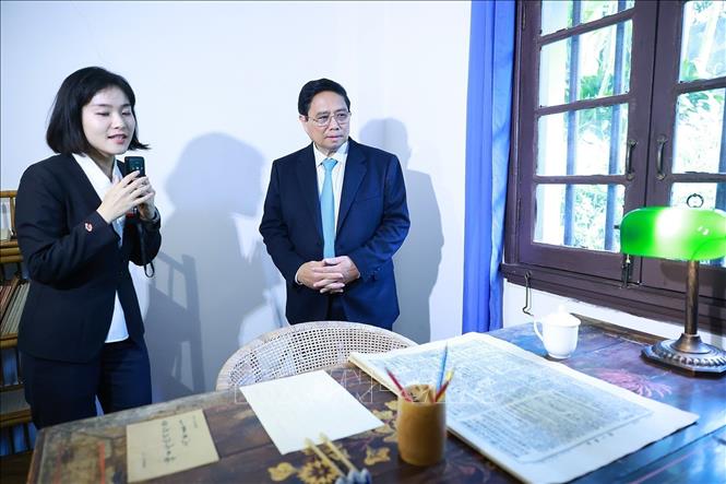 Prime Minister Pham Minh Chinh visits a room where the late Vietnamese leader, under alias Ho Quang, lived and conducted revolutionary activities around 1939-1940. VNA Photo: Dương Giang