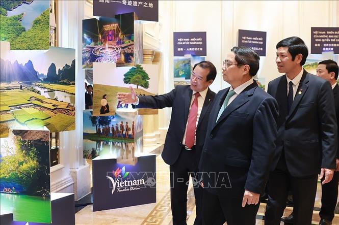 Prime Minister Pham Minh Chinh views a photo exhibition on Vietnam culture and tourism. VNA Photo: Dương Giang